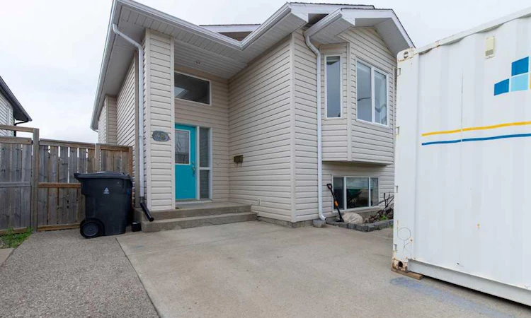 48 Blackfoot Court W