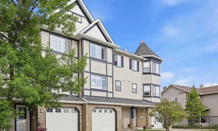 4 Cougar Ridge Mews SW
