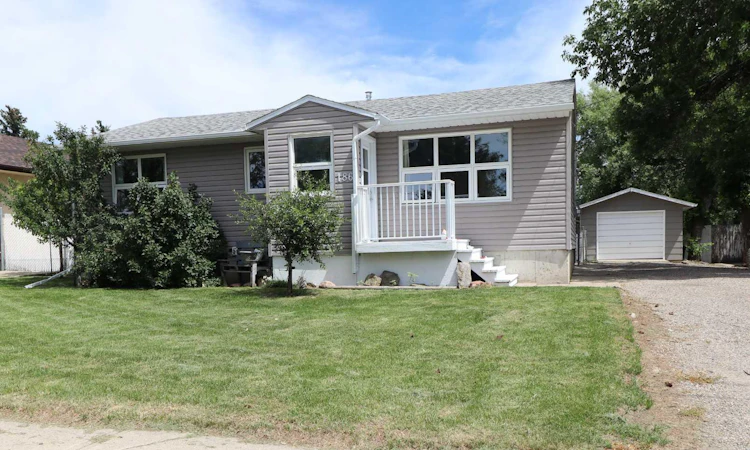 186 8 Street W