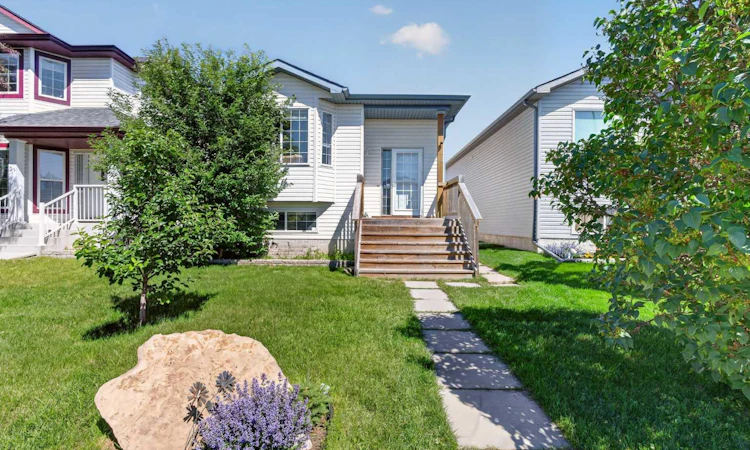 173 Martin Crossing Crescent NE