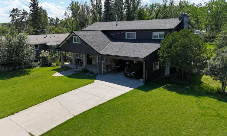 737 2 Street W
