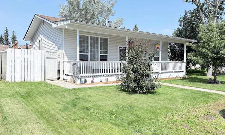 90 4 Street E
