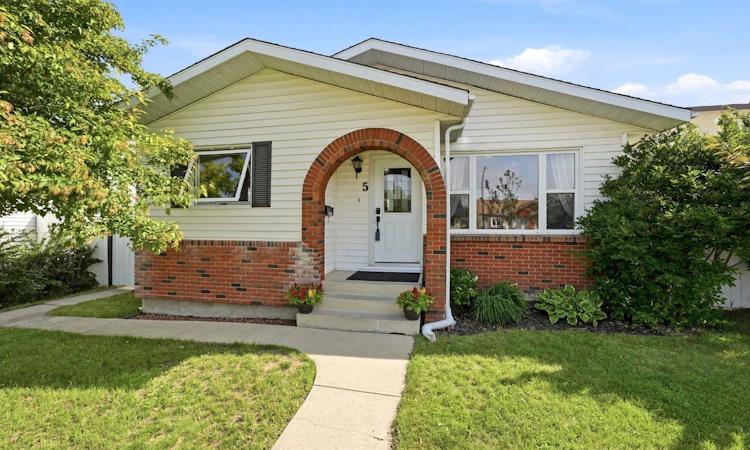 5 Everitt Crescent