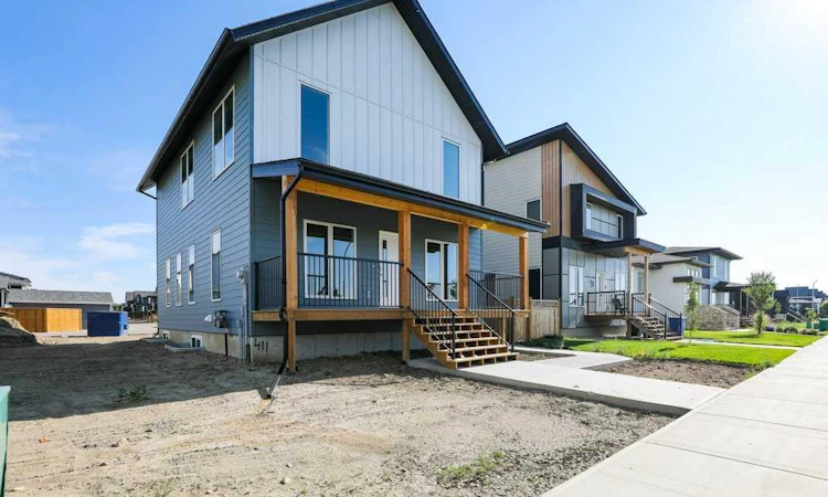 411 Caledonia Boulevard W