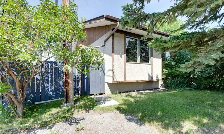 933 Marcombe Drive NE