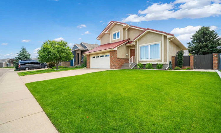 11 Taylor Crescent SE