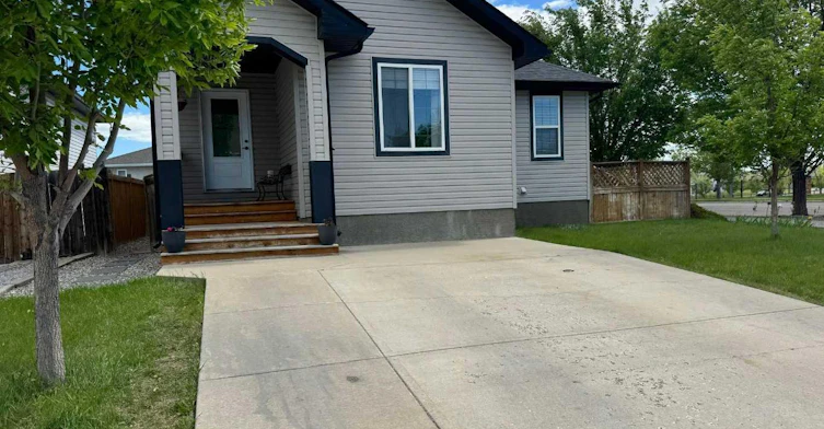 3 Aberdeen Road W, Lethbridge, AB, T1J 4Y5