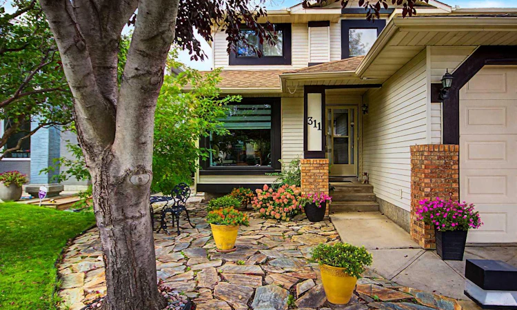 311 Douglasbank Green SE
