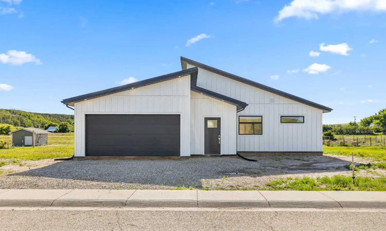8 Diamond Valley Close
