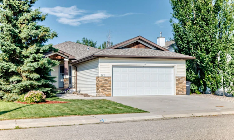 142 Strathmore Lakes Place
