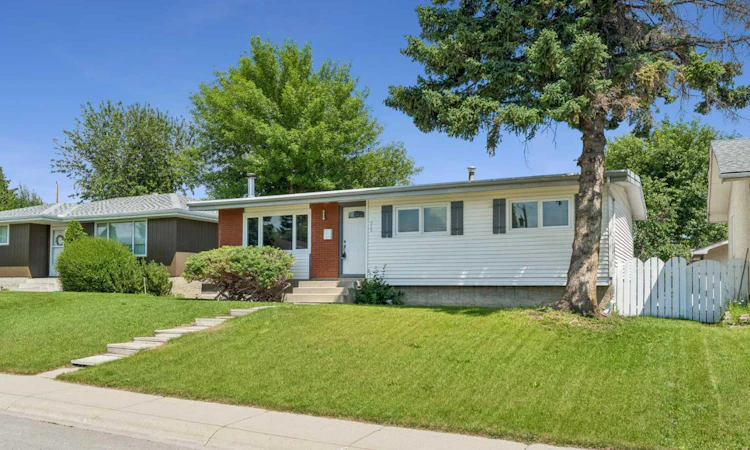 916 Mayland Drive NE