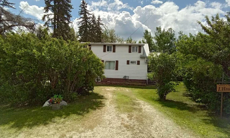 21 Peace River Avenue Peace River E