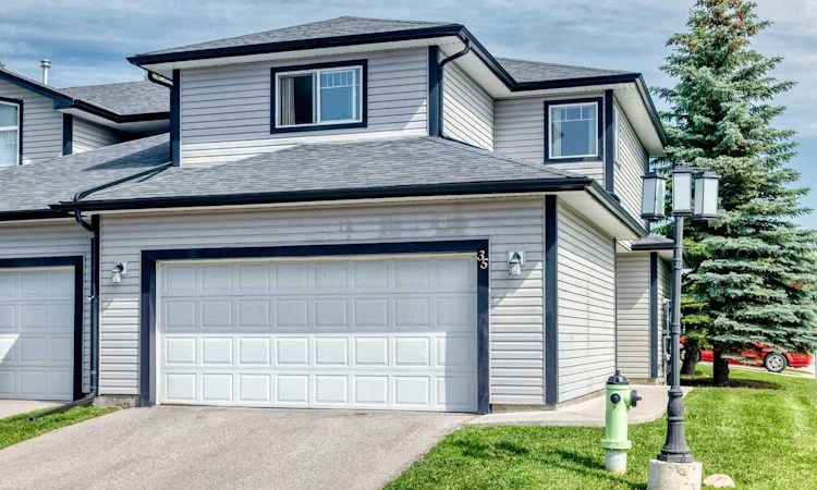 35-102 Canoe Square SW