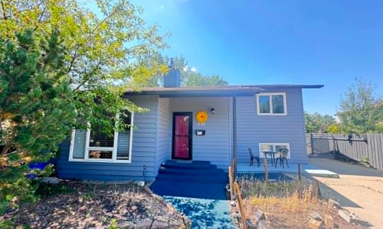 210 Ojibwa Place W