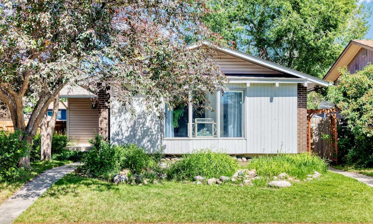 114 Midcrest Crescent SE