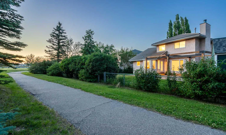 88 Sandringham Close NW