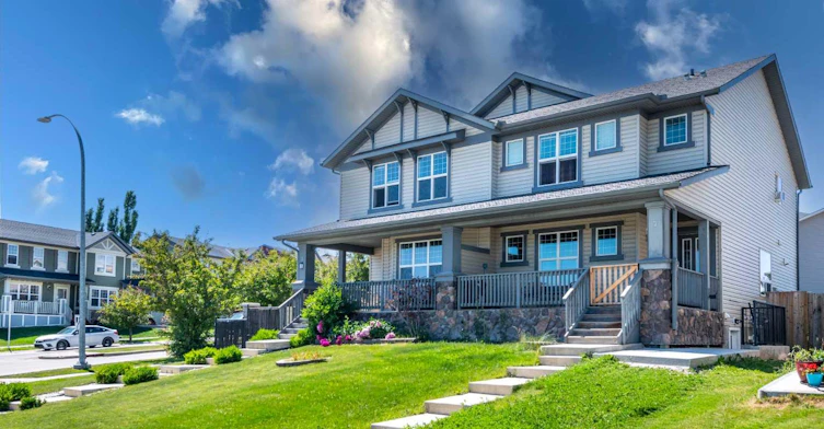 7 Panora Square NW, Calgary, AB, T3P 1E5