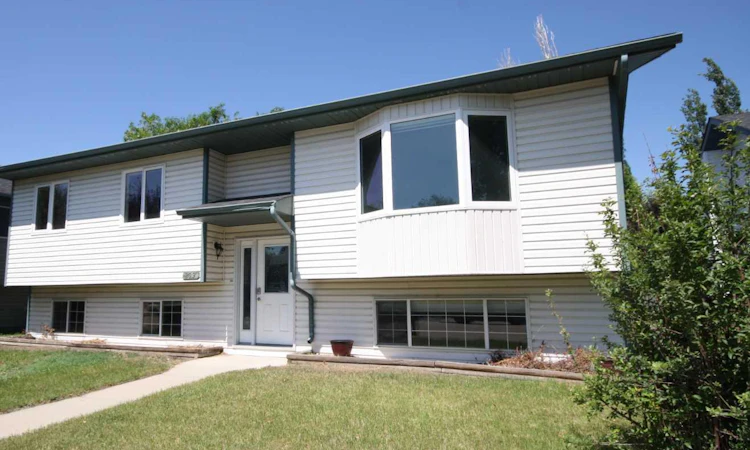 209 Strathaven Bay