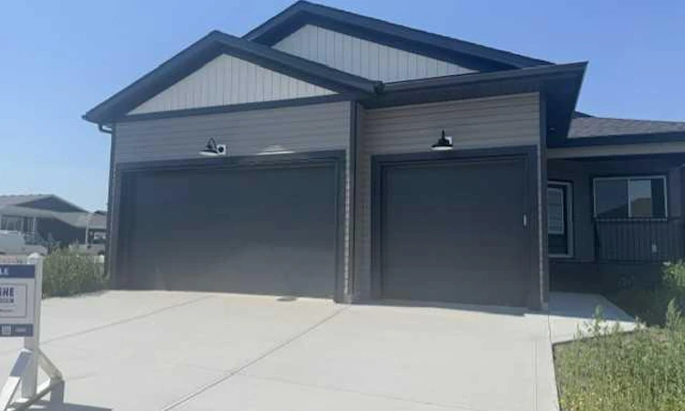 32 Sunrise Crescent N