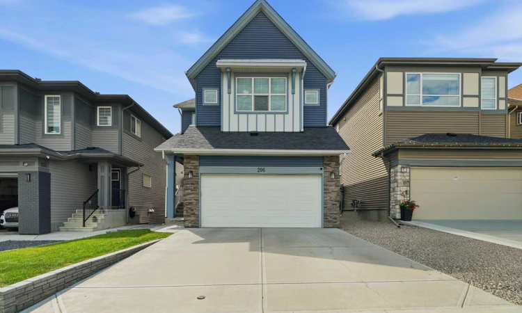 206 Lucas Crescent NW