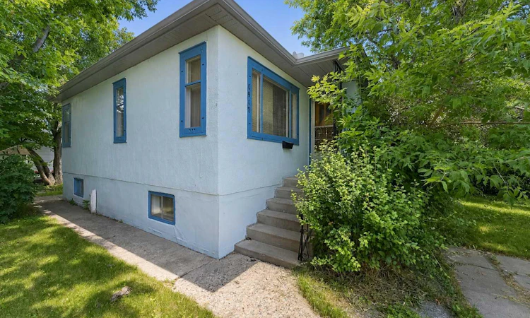 1917 Mountview Crescent NE