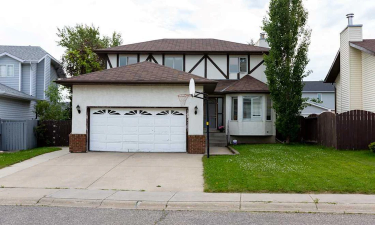 89 Athabasca Crescent