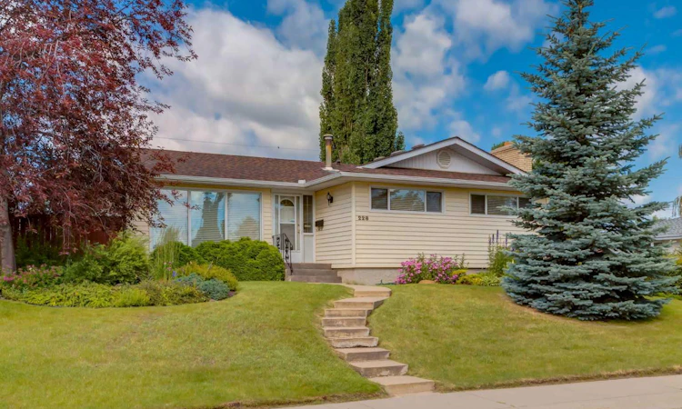228 Maple Court Crescent SE
