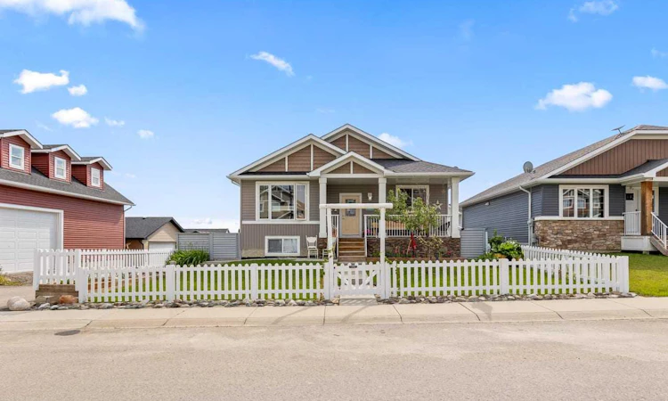 317 Mcleod Crescent