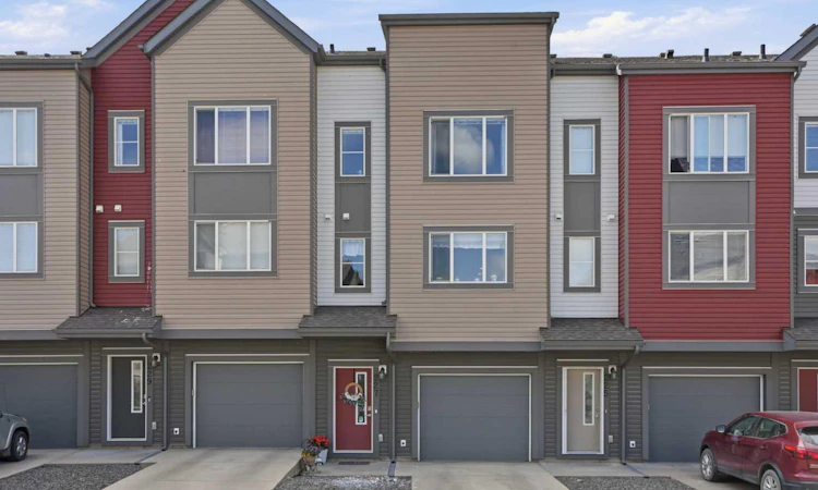 227 Copperpond Row SE