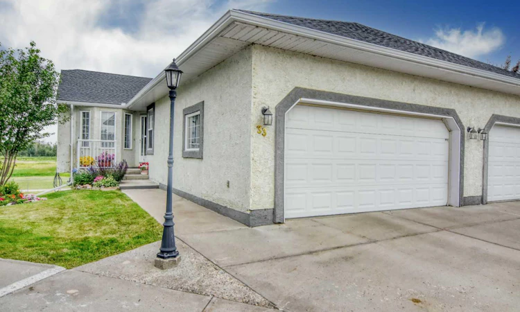 33 Strathmore Lakes Bay