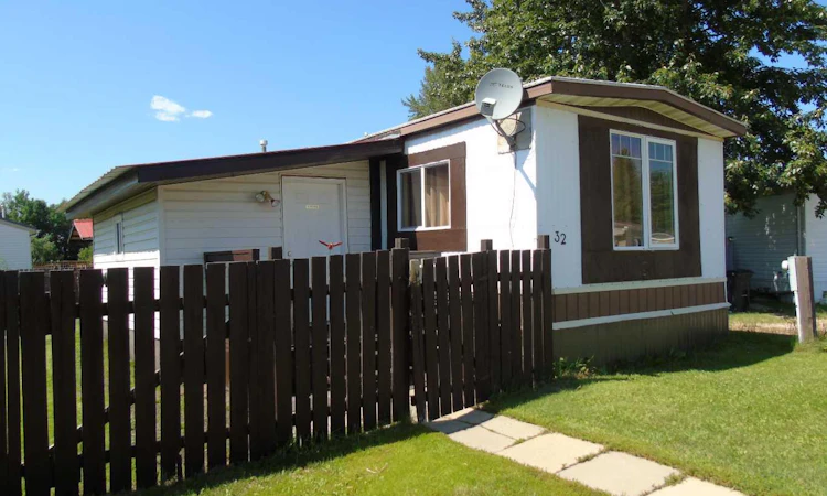32-812 6th Avenue SW