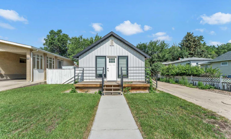 166A 3 Street NE