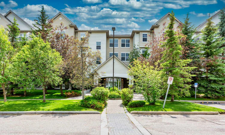 210-2000 Applevillage Court SE