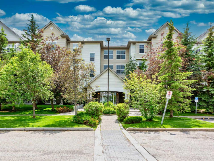 210-2000 Applevillage Court SE, Calgary, AB, T2A 7Z4