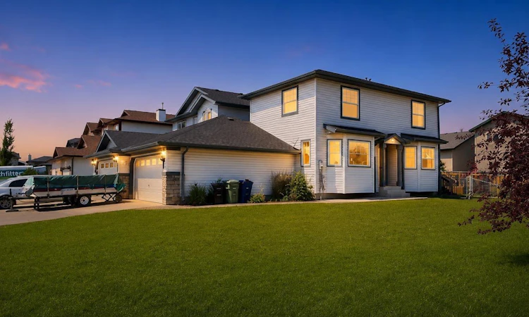 16 Canoe Close SW