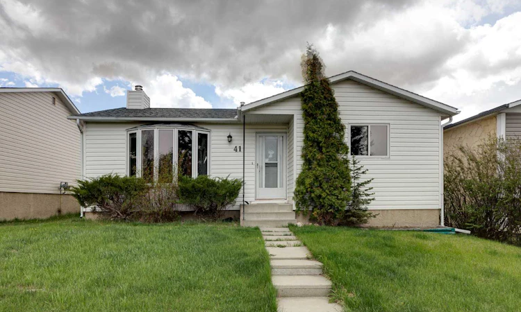 41 Alpine Crescent SE