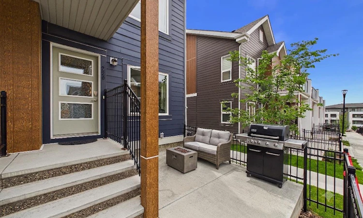220 Livingston Common NE