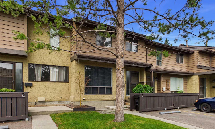 3-2300 Oakmoor Drive SW
