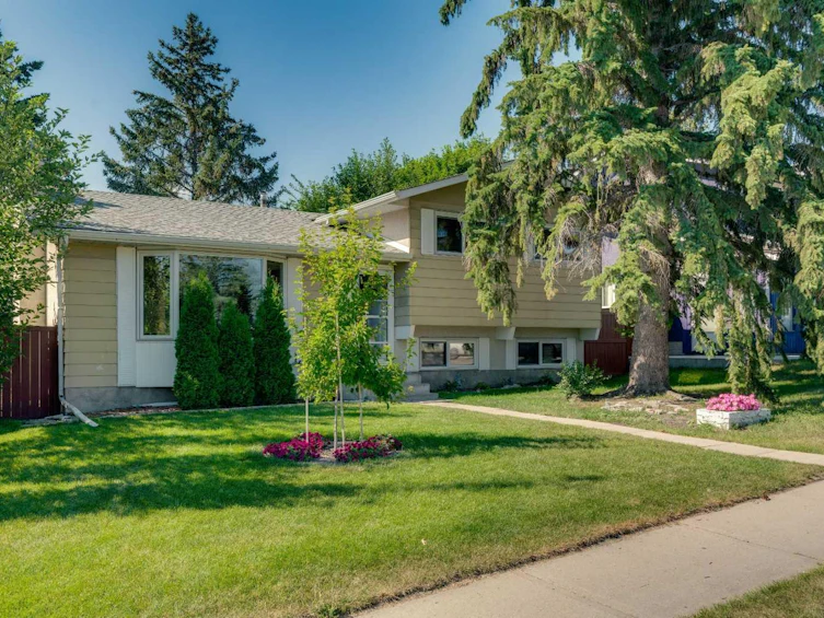 335 Queensland Drive SE, Calgary, AB, T2J 3R6