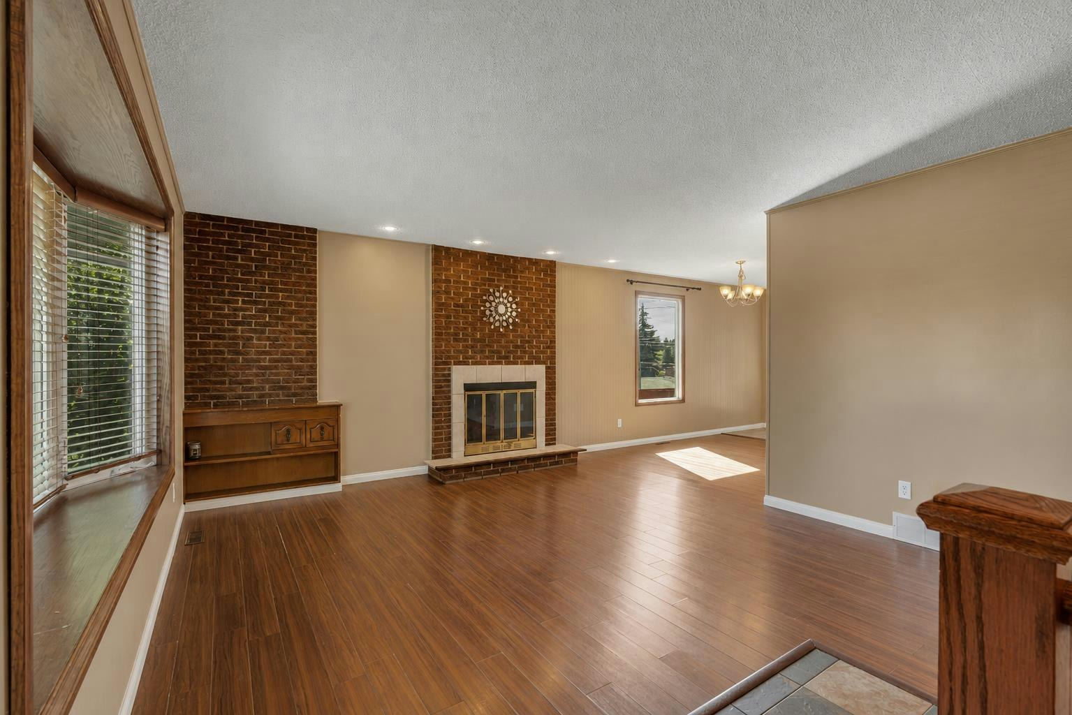 335 Queensland Drive SE - 4