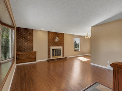 335 Queensland Drive SE - 4