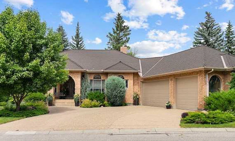 39 Baycrest Court SW