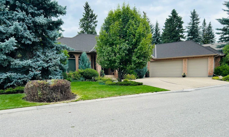 39 Baycrest Court SW