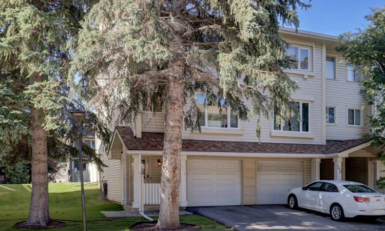 738 Queenston Terrace SE