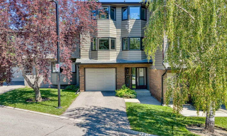 104-23 Glamis Drive SW