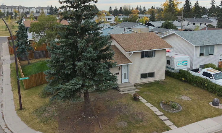 1176 Penrith Crescent SE