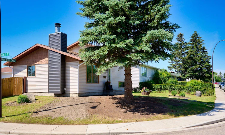 1176 Penrith Crescent SE
