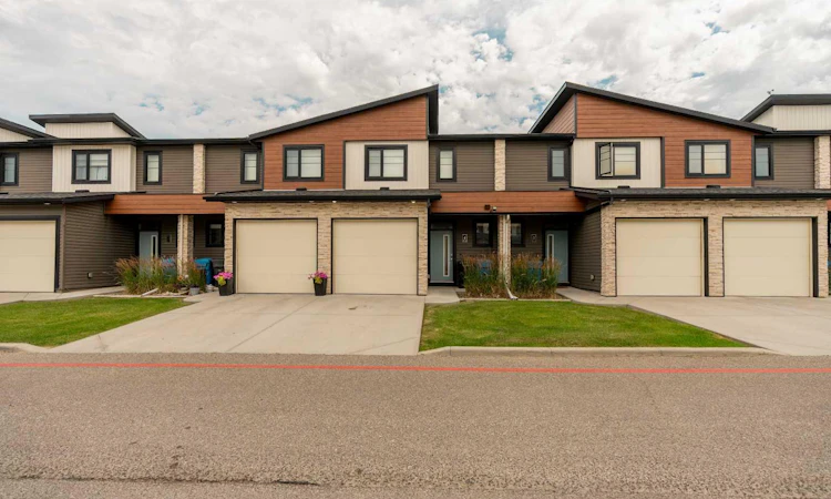 4-414 Highlands Boulevard W