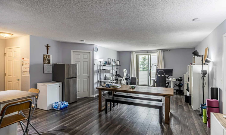 407-9 Country Village Bay NE