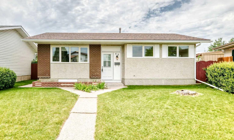 42 Rundlelawn Close NE